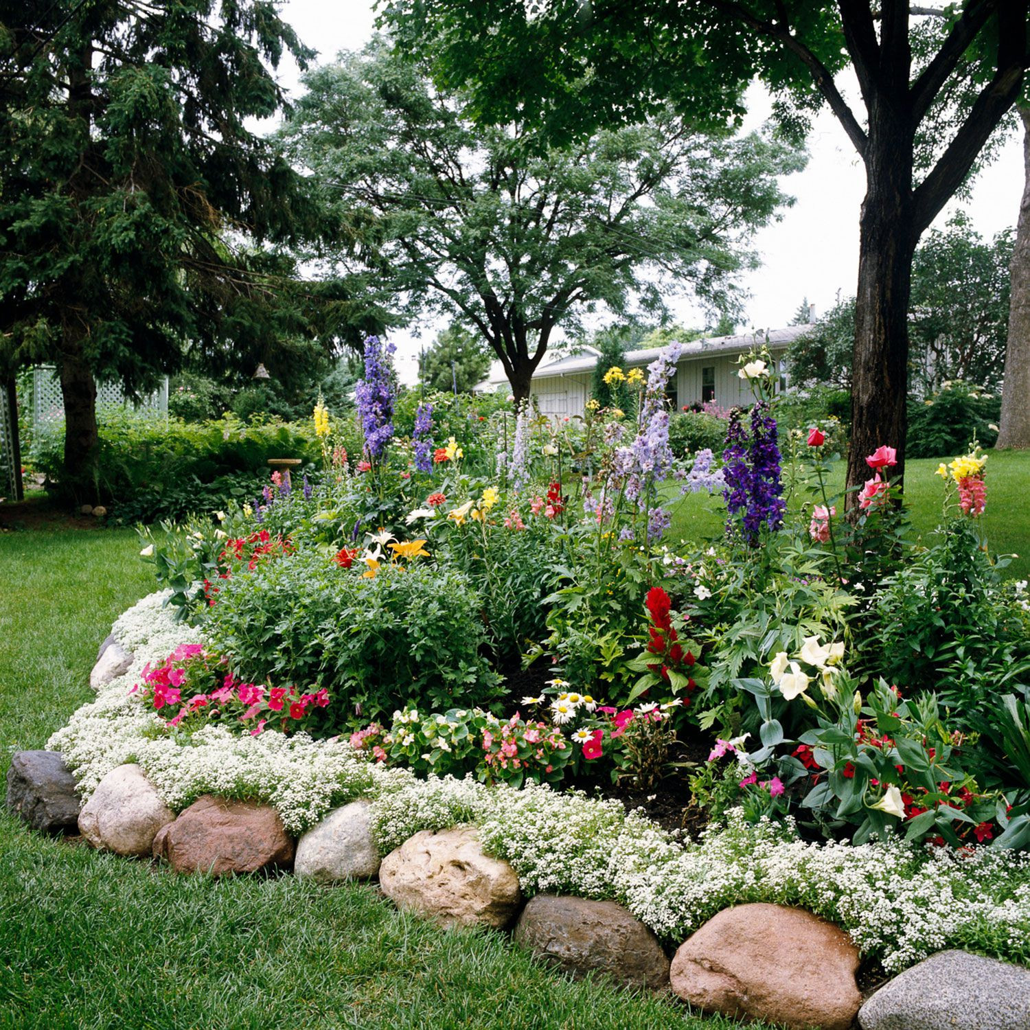 Inexpensive Garden Edging Ideas to Make Your Yard Look Sharp