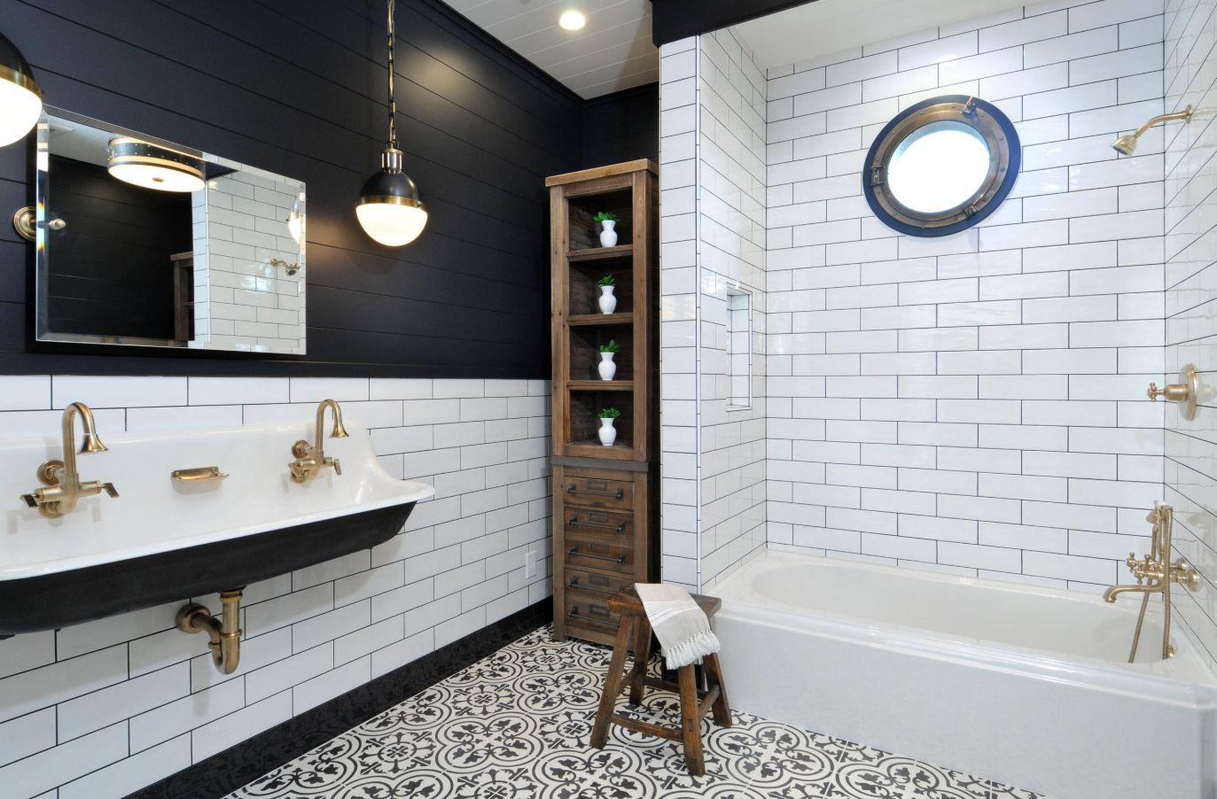 Black and White Bathroom Design for Everyday Beauty